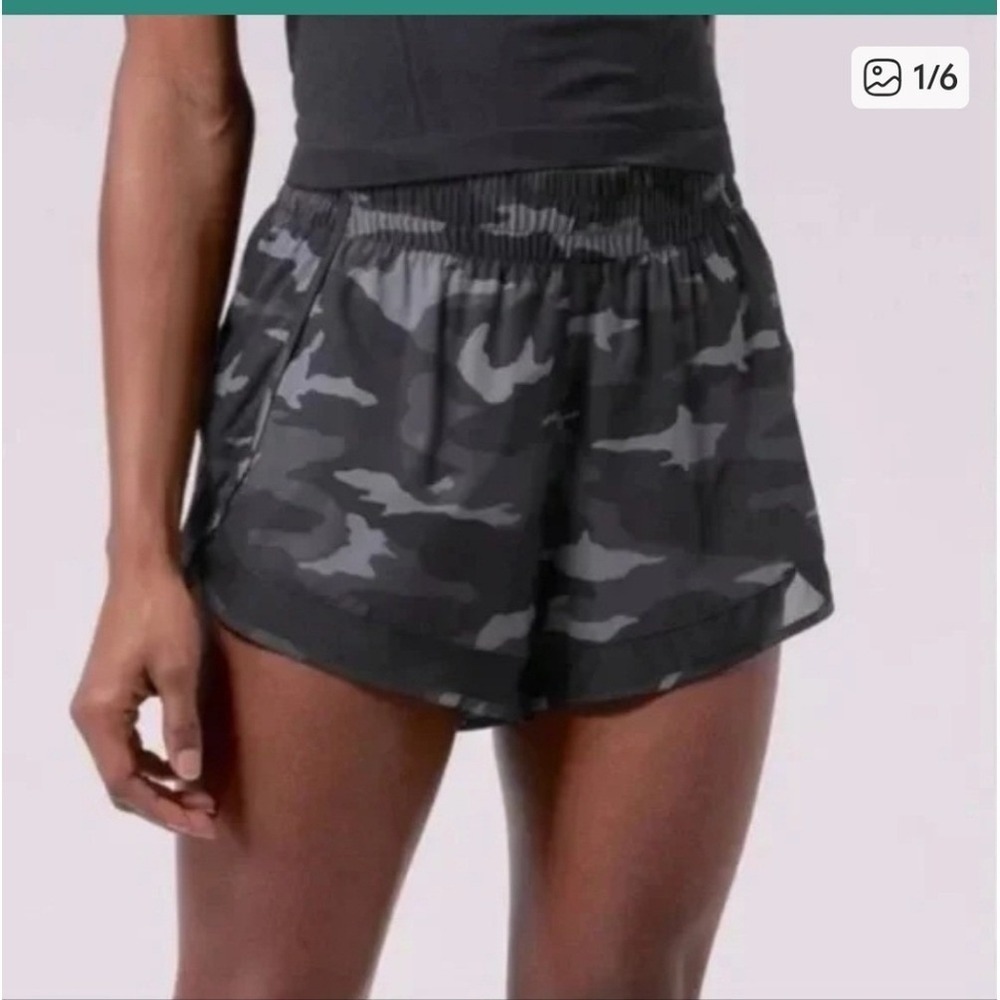 Athleta Mesh racer run‎ mid rise 4 inch short Small black camo